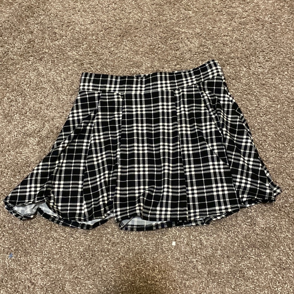 Rue 21 medium b&w plaid mini skirt